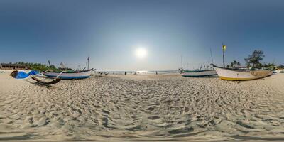 360 hdri Panorama in der Nähe von alt Angeln Boote im das Sand auf das Ozean im gleichwinklig kugelförmig nahtlos Projektion foto