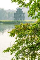 hoan kiem See - - ho guom oder Schwert See im das Center von Hanoi im das Nebel im das Morgen. foto