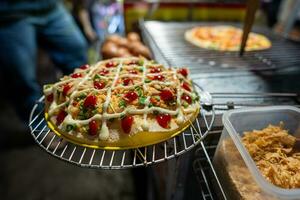 schließen oben von Banh trang nuong oder lokal Vietnam Pizza ist ein Beliebt Straße Essen zum Tourist und Menschen im da Lat, Vietnam foto