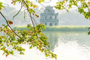 hoan kiem See - - ho guom oder Schwert See im das Center von Hanoi im das Nebel im das Morgen. foto