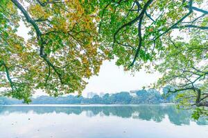 hoan kiem See - - ho guom oder Schwert See im das Center von Hanoi im das Nebel im das Morgen. foto