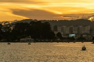 Sonnenuntergang Aussicht von ein da lat Stadt mit Entwicklung Gebäude, Transport, Markt. Tourist Stadt mit Center Platz von da lat Stadt in der Nähe von Xuan huong See foto