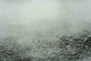 Kies Textur Fußboden mit Nebel oder Nebel. Licht, dunkel und grau abstrakt Kies Textur zum Anzeige Produkte foto