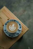 ein Tasse von Cappuccino auf das Tabelle foto