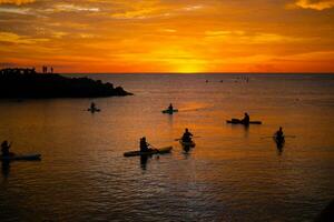 Silhuette Boote und golden Sonnenuntergang Landschaft foto