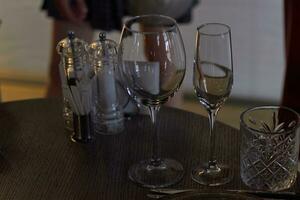 Foto von leeren Glas Wein Brille auf Tisch.