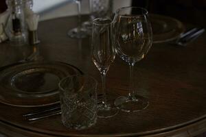 Foto von leeren Glas Wein Brille auf Tisch.