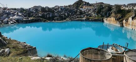 Lagune im ein Steinbruch zum geotechnisch Stabilität von das Bereich foto