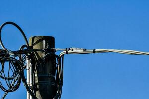 ein schließen oben von ein Telefon Pole mit Drähte befestigt foto