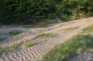 LKW-Spuren in Waldlandstraße abseits der Straße foto