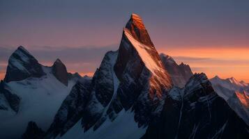 ai generiert zauberhaft Gelassenheit, majestätisch Berg Gipfel gebadet im das zuerst Licht von Dämmerung, ehrfurchtgebietend .ai generiert foto