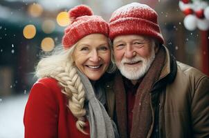 ai generiert schön schwarz lockig Frau im Santa Hut gegen Hintergrund von Weihnachten Baum foto