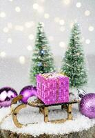 Weihnachten Geschenk auf ein dekorativ Schlitten auf das Schnee. Neu Jahr Karte. Nahansicht. selektiv Fokus. foto