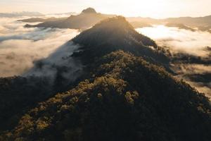 Berge und Morgennebel im tropischen Wald foto