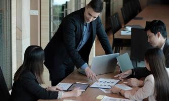 Geschäftsleute planen Strategieanalyse aus Finanzdokumentbericht, Bürokonzept foto