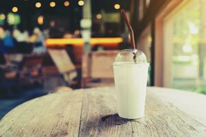 Eis Kaffee auf Tabelle im Kaffee Geschäft foto