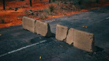 Alte verrostete Straßensperrblöcke aus Beton foto