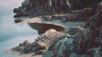 Türkis Ozean Wasser mit Felsen foto