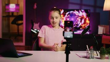 glücklich Kind filmen Reaktion Video zum gen z Zuschauer, vorbereiten zu aussehen beim online Videos auf Laptop, Handheld Kamera Schuss. klein Mädchen Aufzeichnung Reaktion zu Internet Clips zum Sozial Medien Kanäle foto