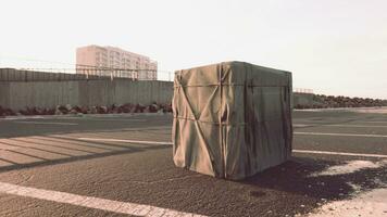 Verpackung Boxe eingewickelt auf leeren Parkplatz foto