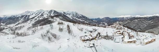 Luftaufnahme des Skigebiets Rosa Khutor, schneebedeckte Berge in Krasnaya Polyana, Russland.