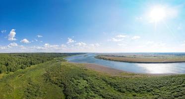 Luftaufnahme des Tom River an einem sonnigen Tag, Sommer in Sibirien, Russland. foto