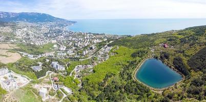 Luftaufnahme des herzförmigen Mogabinskoe-Sees und des Schwarzen Meeres, Krim. foto
