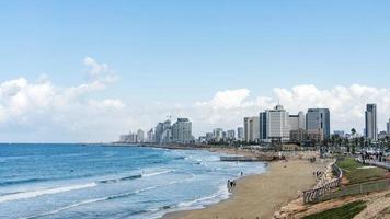 Seelandschaft und Wolkenkratzer im Hintergrund in Tel Aviv, Israel. foto