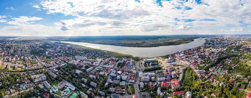 Luftaufnahme der Stadt Tomsk und des Flusses Tom in Sibirien, Russland foto