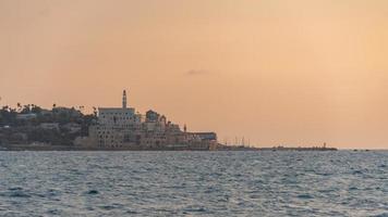 Blick auf das alte Jaffa vom Meer auf den Sonnenuntergang in Tel Aviv, Israel foto