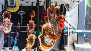 Hamsa ist ein palmenförmiges Amulett am Straßenmarkt Tel Aviv, Israel foto