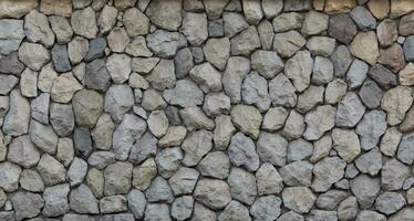 ein Stein Mauer gemacht von polygonal Steine trat bei durch Beton bietet Stärke und ist Ideal wie ein Hintergrund. foto