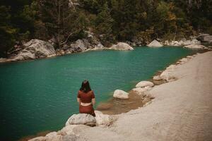Frau genießen Ruhe auf das Hintergrund von ein See im Truthahn foto