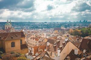 Aussicht von Stadt von Prag, schön Blau Himmel, Orange Häuser foto