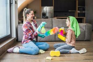 glücklich Mutter und Tochter haben Spaß während Reinigung Haus zusammen foto