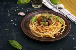 Pasta mit gehackt Hähnchen und pfannenrühren Gemüse. Hähnchen Spaghetti Pasta foto