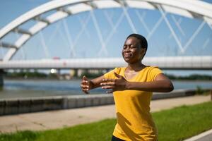 jung Frau genießt ausüben tai Chi draussen foto