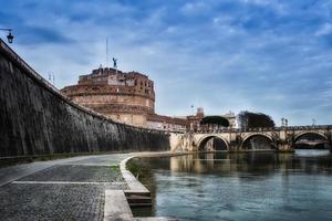 Brücke von Castel st. angelo vom tiberfluss. Rom, Italien foto