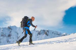 Skibergsteigen in Aktion mit Robbenfellen foto