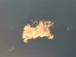 Single Wolke im das Himmel, Wolke gestalten Foto