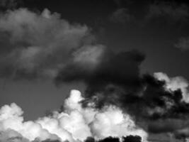 schwarz und Weiß schön Himmel Hintergrund foto