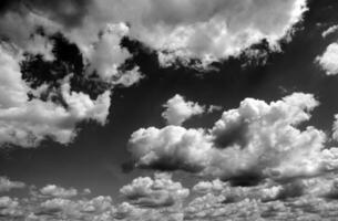 schwarz und Weiß schön Himmel Hintergrund foto