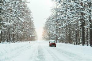 schön Schnee Straße Wald Aussicht während Auto Fahren im Winter Jahreszeit. Winter reisen, Straße Reise, Abenteuer, erkunden und Ferien Konzepte foto