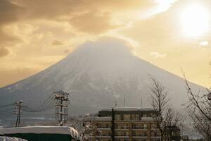 schön Yotei Berg mit Schnee im Winter Jahreszeit beim Niseko. Wahrzeichen und Beliebt zum Ski und Snowboarden Touristen Sehenswürdigkeiten im Hokkaido, Japan. Reise und Ferien Konzept foto