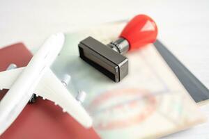genehmigt Briefmarke Visa und Reisepass dokumentieren zu Einwanderung beim Flughafen im Land. foto