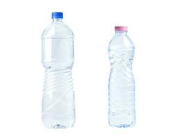 Plastikwasserflasche lokalisiert auf weißem Hintergrund. foto