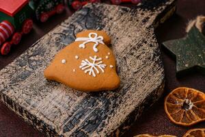 schön köstlich Süss Winter Weihnachten Lebkuchen Kekse auf ein Bronze- texturiert Hintergrund foto