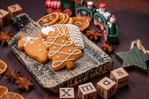 schön köstlich Süss Winter Weihnachten Lebkuchen Kekse auf ein Bronze- texturiert Hintergrund foto