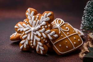 schön köstlich Süss Winter Weihnachten Lebkuchen Kekse auf ein Bronze- texturiert Hintergrund foto