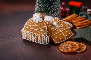 schön köstlich Süss Winter Weihnachten Lebkuchen Kekse auf ein Bronze- texturiert Hintergrund foto